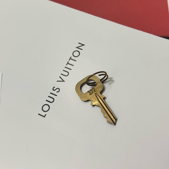 LV Key #322 - Picture 1 of 2